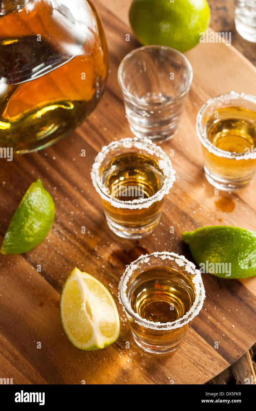 Correo compañero encerrar Tequila Shot gafas con limón y sal Fotografía de stock - Alamy
