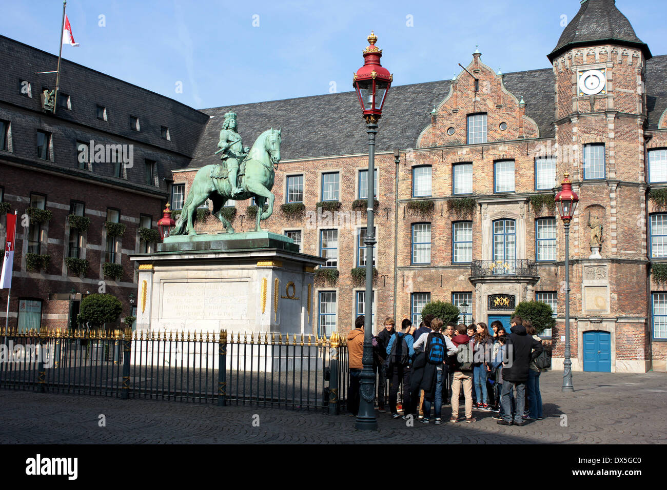 El príncipe elector Juan Guillermo monumento con el Ayuntamiento y los visitantes en Düsseldorf. Foto de stock