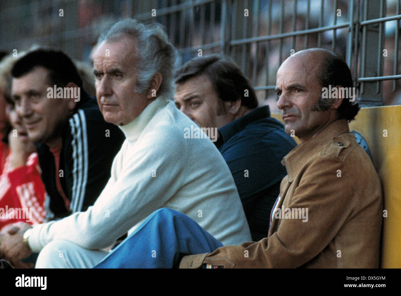 Fútbol, Bundesliga, 1975/1976, estadio am Boekelberg, Borussia Moenchengladbach frente al FC Bayern Munich 4:1 banco de coaching, Munich, el director Robert Schwan (2.f.l.) y entrenador Dettmar Cramer (derecha). Foto de stock