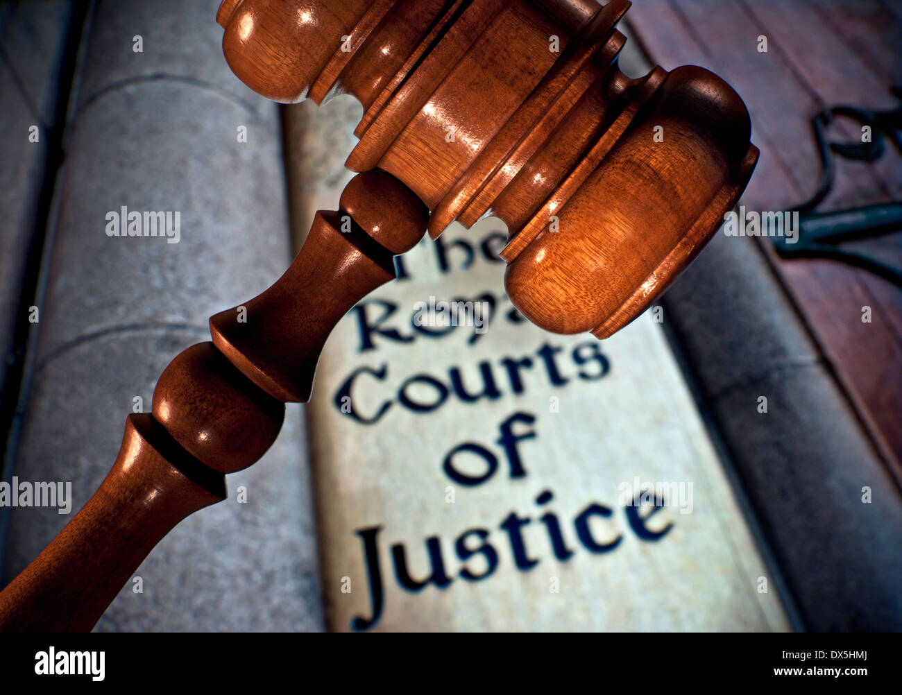 Concepto de Justicia derecho / Cerrar vista sobre jueces martillo con señal de entrada a los tribunales de justicia real Holborn, Londres, Gran Bretaña. Foto de stock