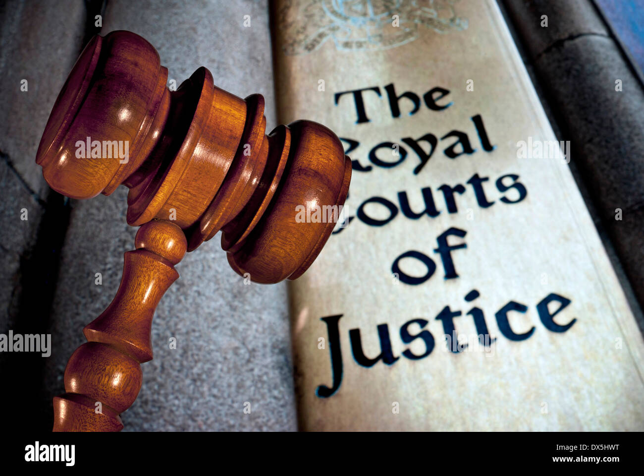Concepto de Justicia derecho / Cerrar vista sobre jueces martillo con señal de entrada a los tribunales de justicia real, Londres, Gran Bretaña. Foto de stock