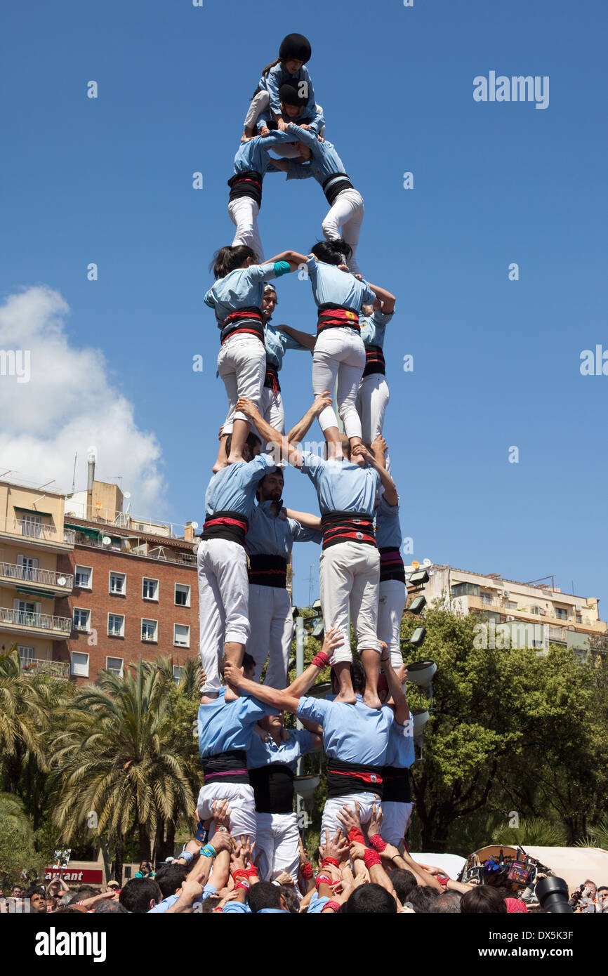 Catalán pirámide humana (Castellón) realizadas por los Castellers de Poble Sec en la fiesta de la Sagrada Familia, el 21 de abril de 2013 Foto de stock