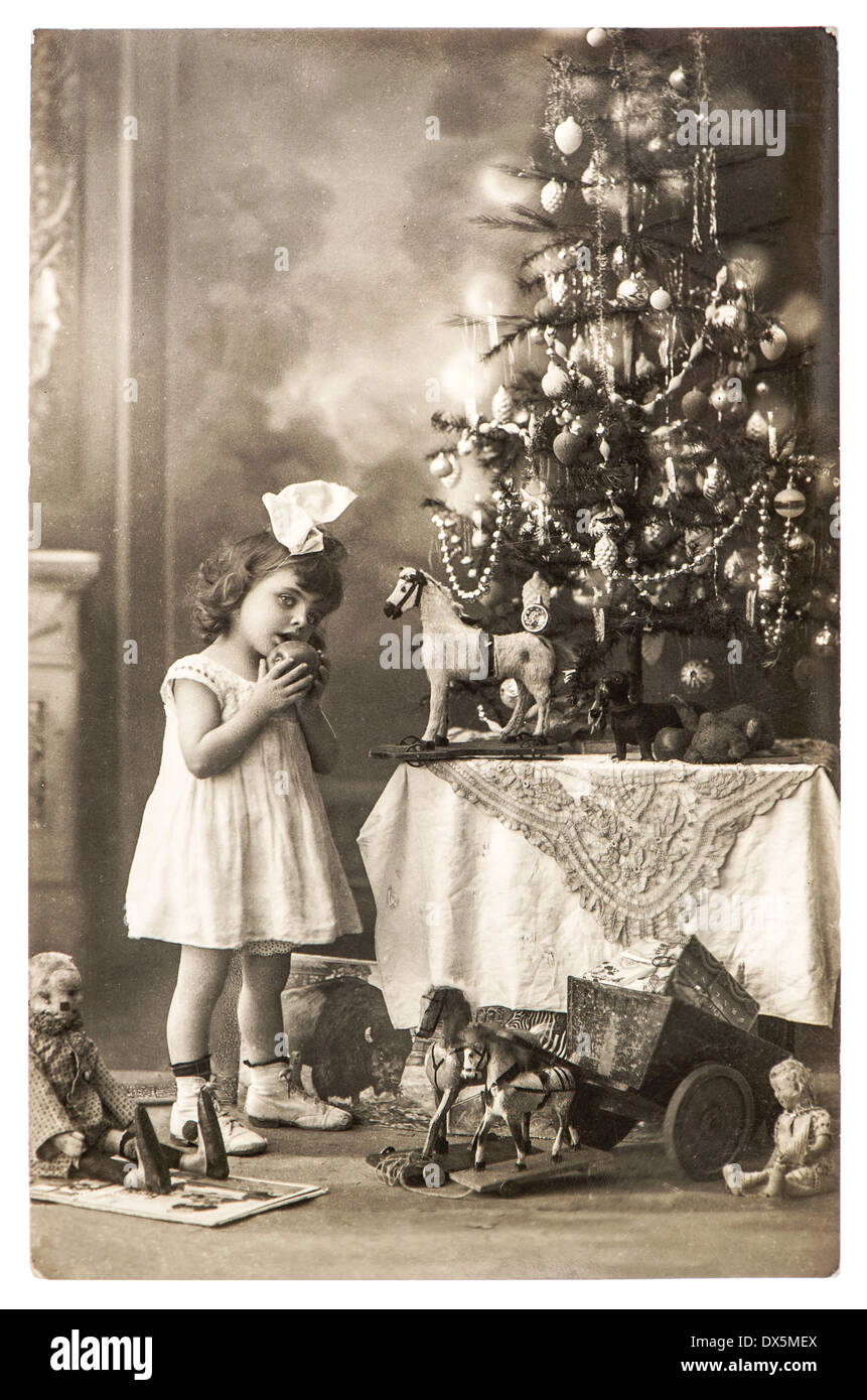 BERLIN, ALEMANIA - circa 1900: fotos antiguas de littele chica con árbol de  navidad y juguetes de época, circa 1900 en Berlín, Alemania Fotografía de  stock - Alamy