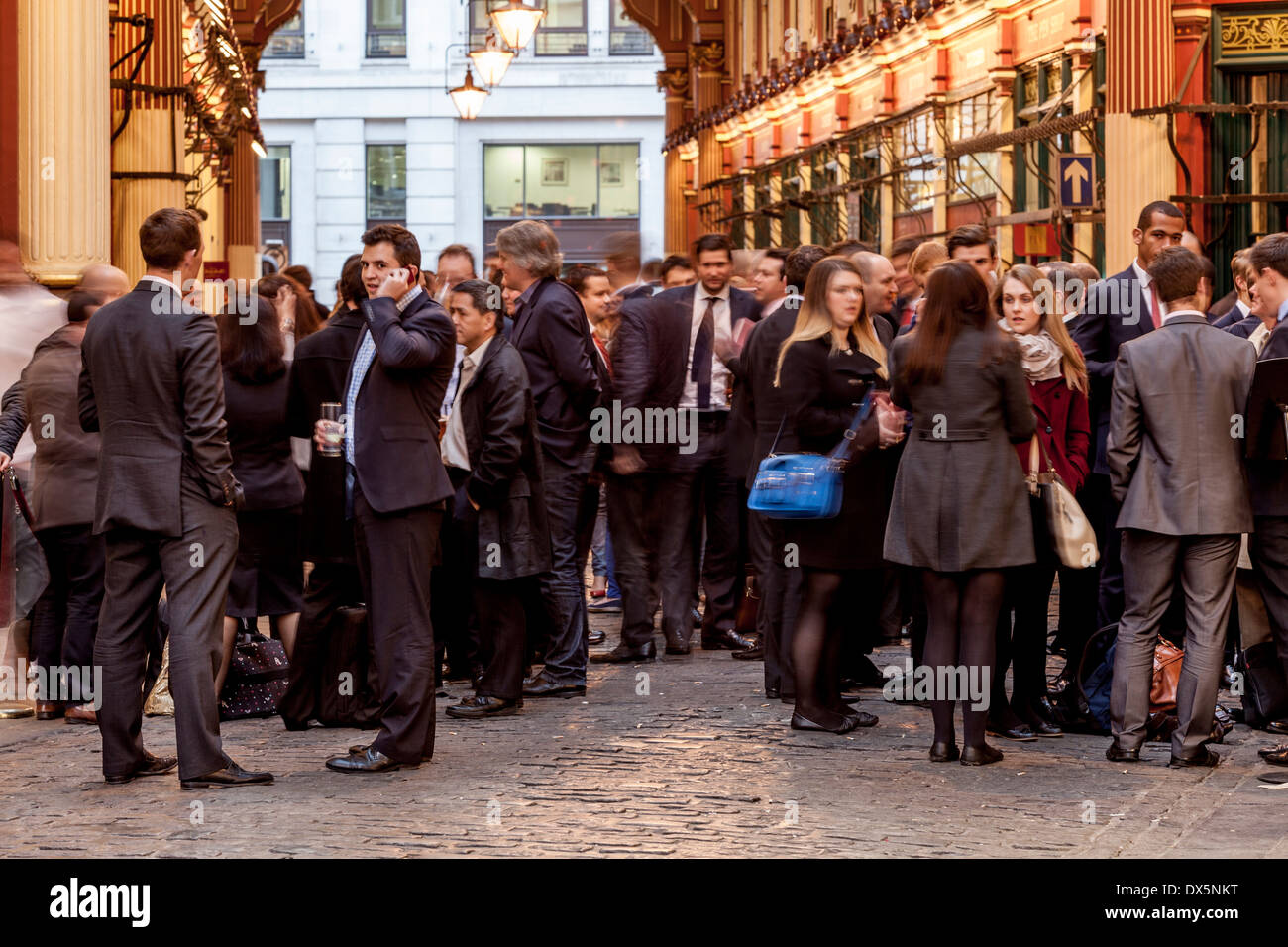 Los trabajadores de la ciudad de Londres beber después del trabajo, Leadenhall Market, Londres, Inglaterra Foto de stock