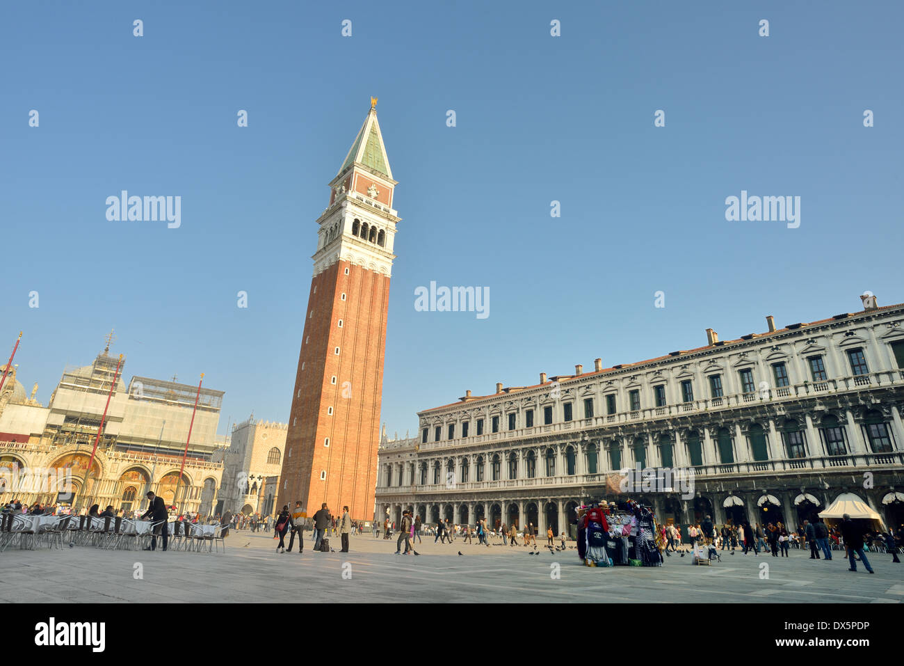 La plaza de San Marcos de Venecia, el campanile y el Palazzo Ducale, la unesco Foto de stock