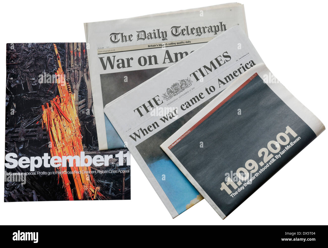 Los periódicos en inglés desde el 11 de septiembre de 2001 anunciando los ataques en Nueva York Foto de stock