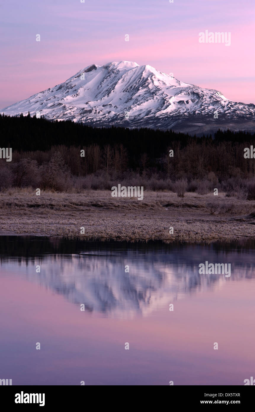 Un asombroso lago escena delante del Monte Adams Washington Foto de stock
