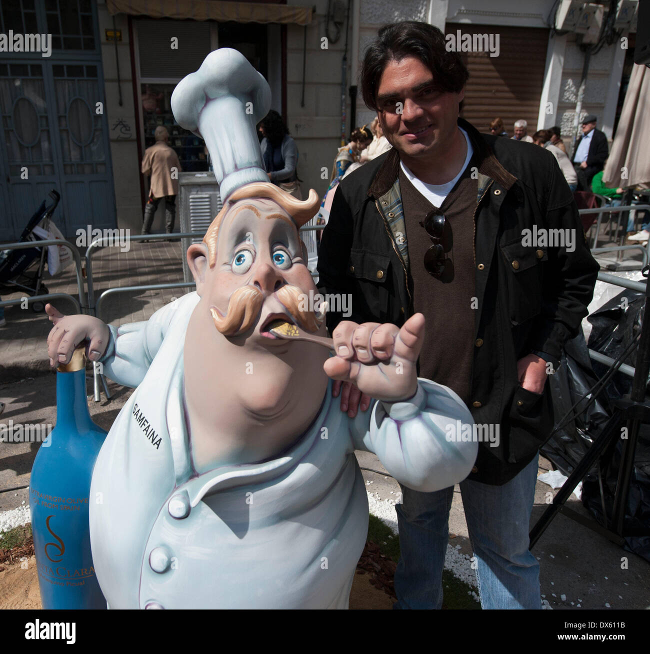 Valencia, España. 18 Mar, 2014. Diseñador Pedro posar con su gigantesco  muñeco durante las Fallas en Valencia, España, en marzo. 18, 2014. Las  Fallas es una celebración tradicional celebrada en conmemoración de