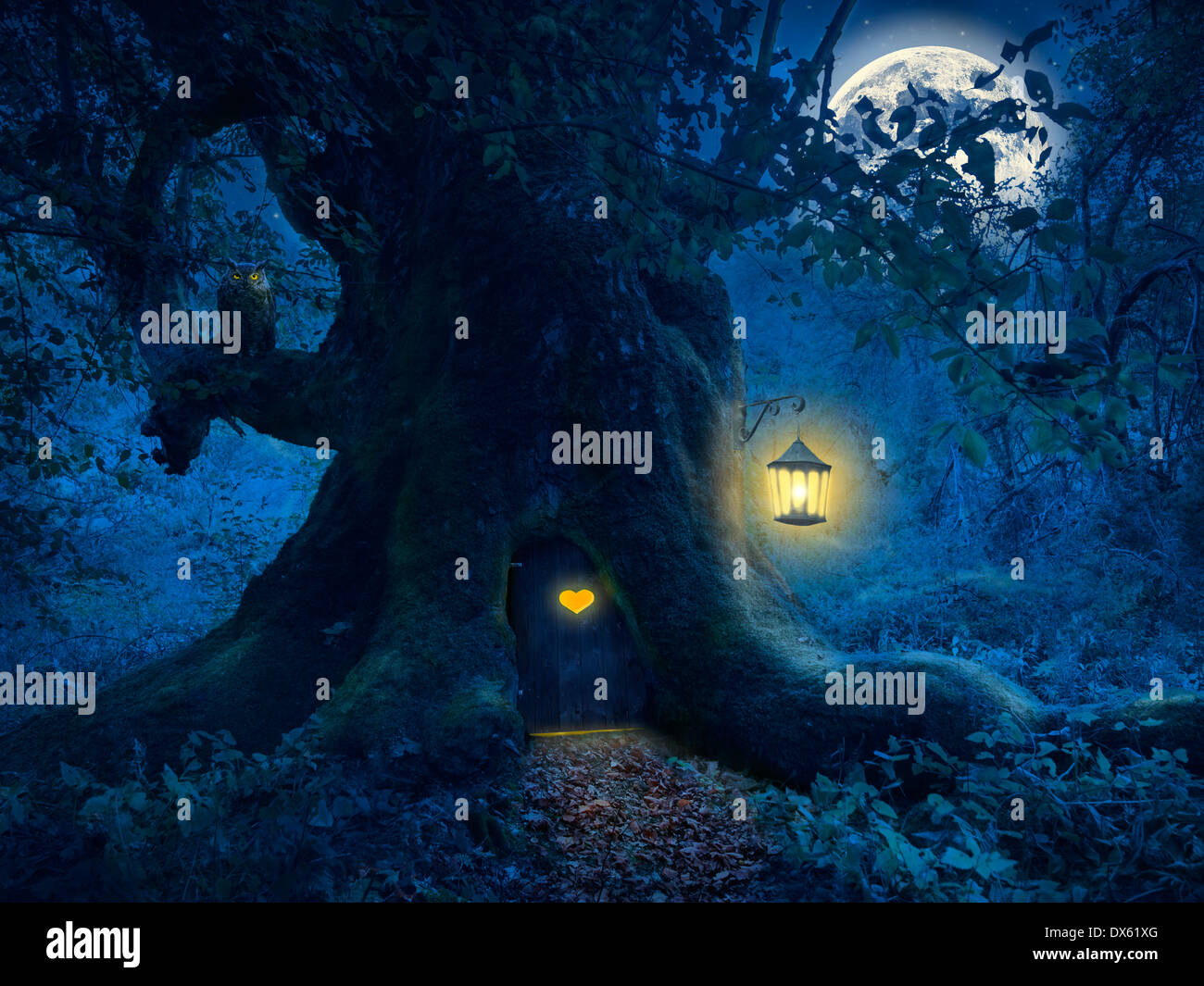 Noche Mágica con un pequeño hogar en el tronco de un árbol antiguo en el bosque encantado. Foto de stock