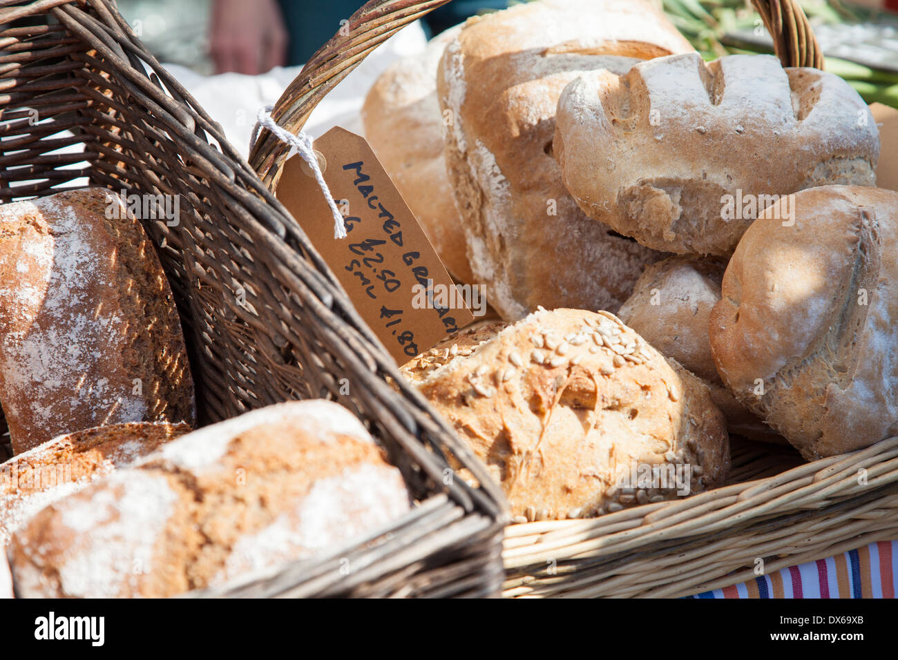Pan casero por panaderías artesanales para la venta en un mercado de  granjeros se atasque en cestas para el pan Fotografía de stock - Alamy