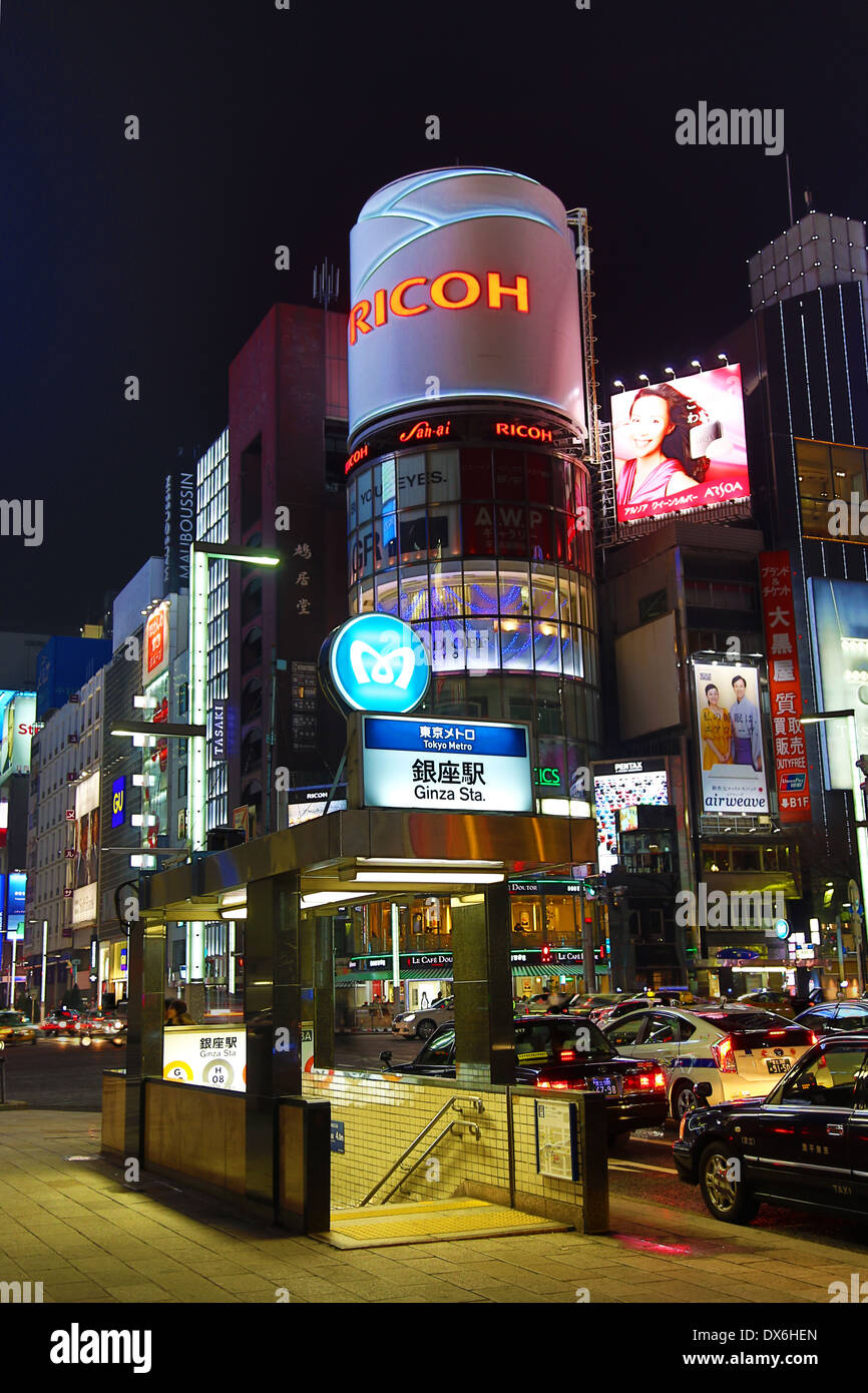 Escena nocturna de los edificios y luces en Ginza, Tokio, Japón Foto de stock