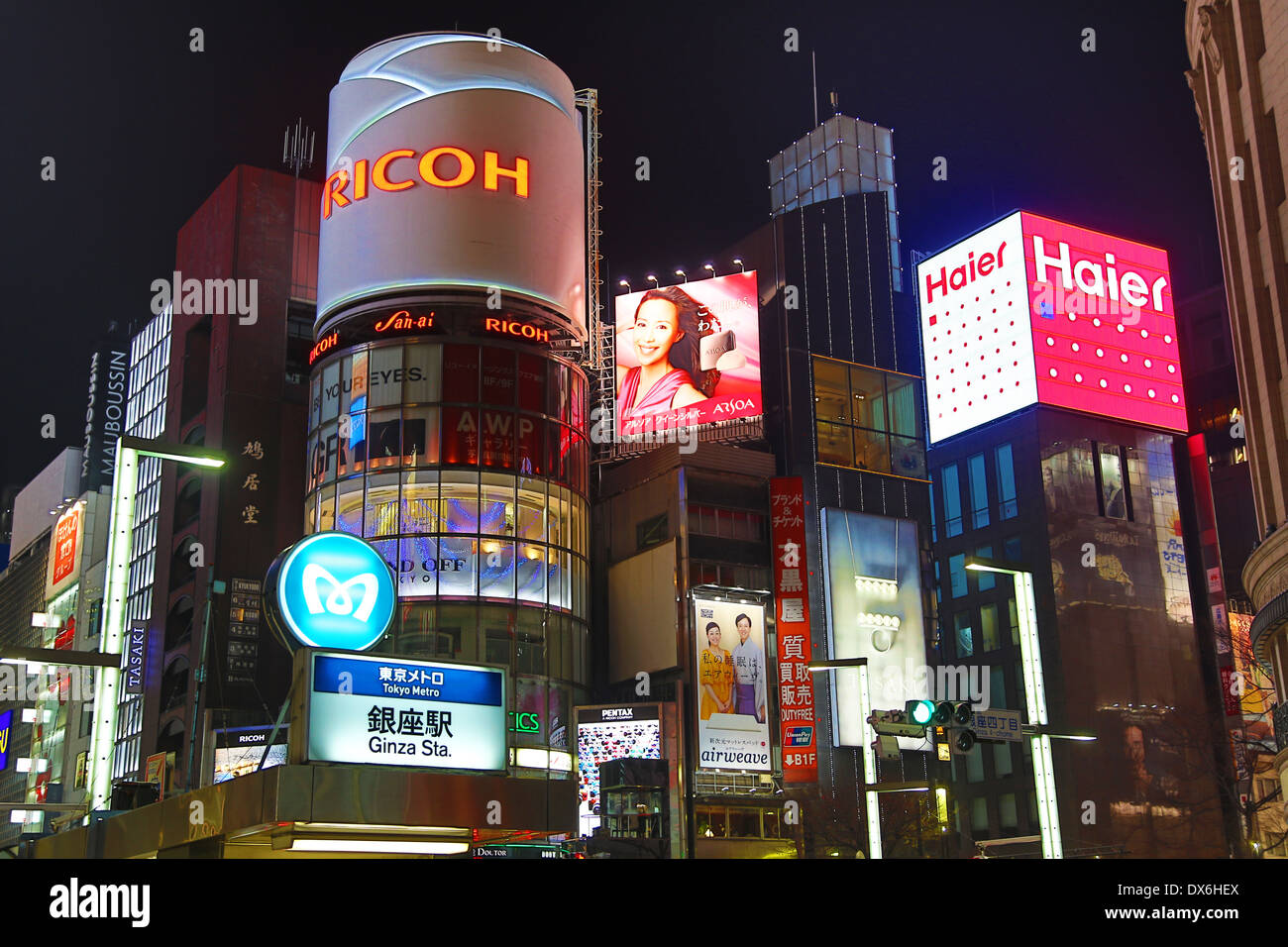 Escena nocturna de los edificios y luces en Ginza, Tokio, Japón Foto de stock