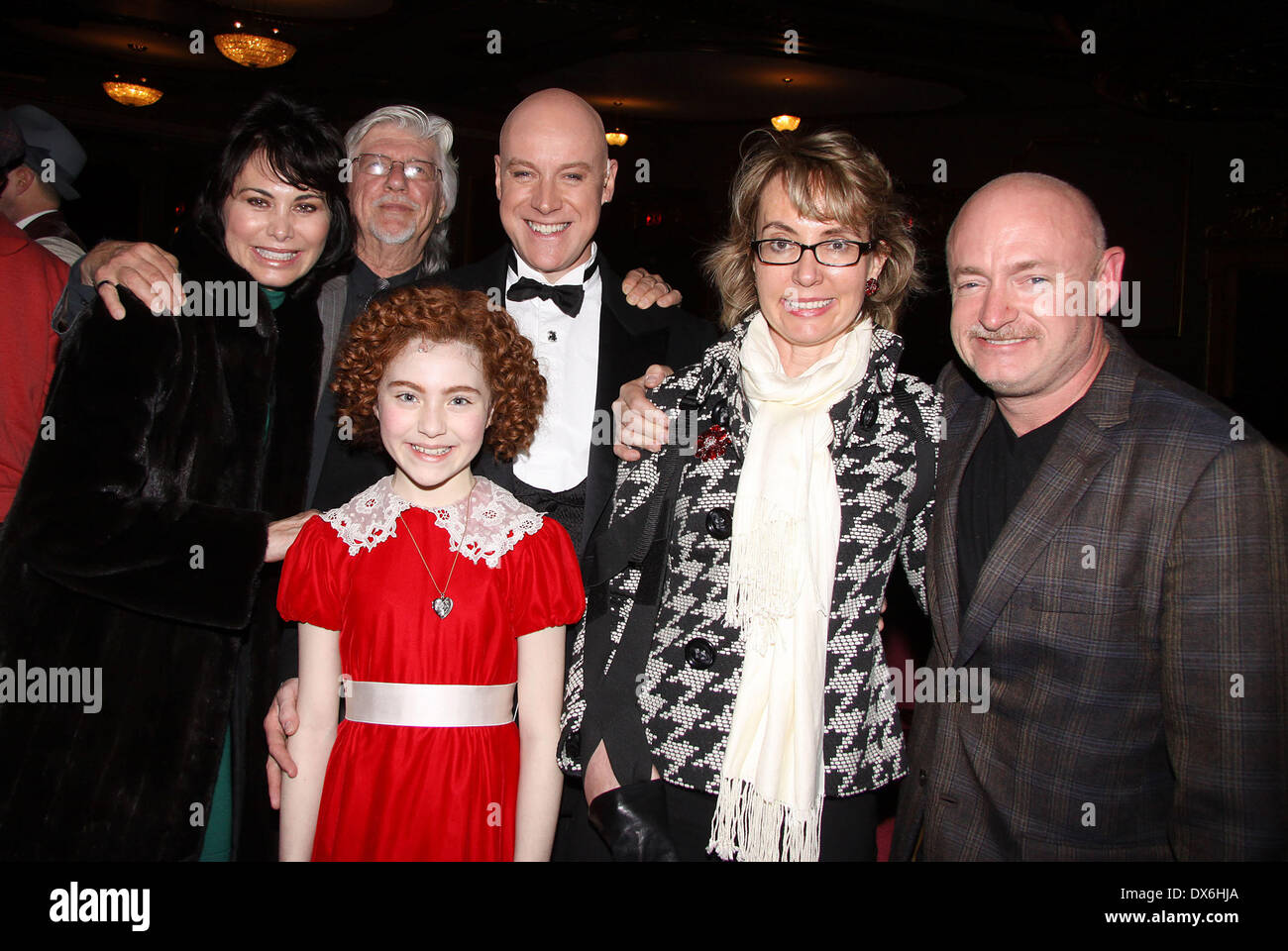 Shelly Burch, Martin Charnin, Anthony Warlow y Lilla Crawford (en traje