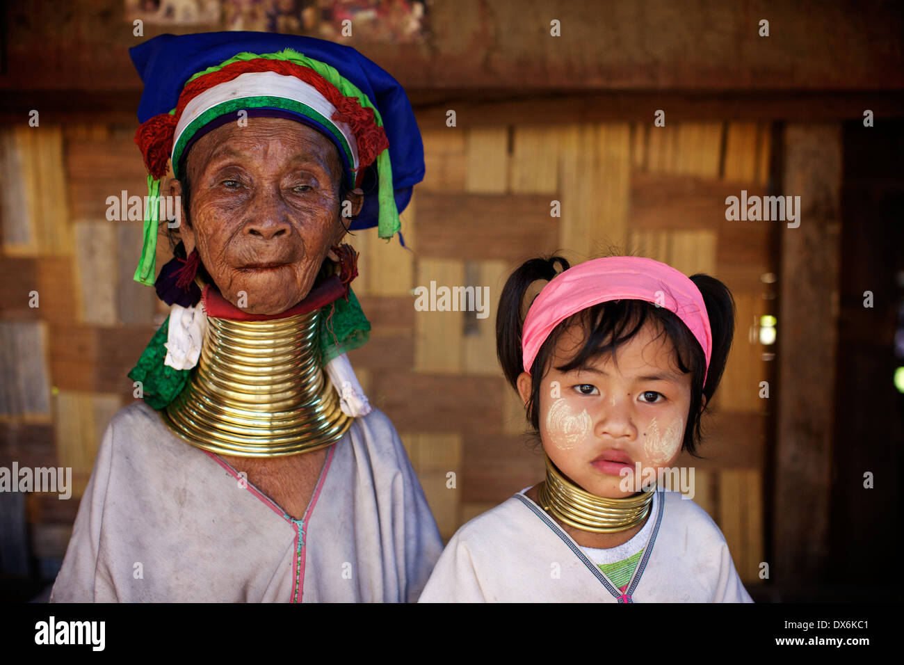 La más antigua y la más joven de la aldea, tanto el desgaste de las bobinas de latón, Nai Soi, Tailandia 2013 Foto de stock