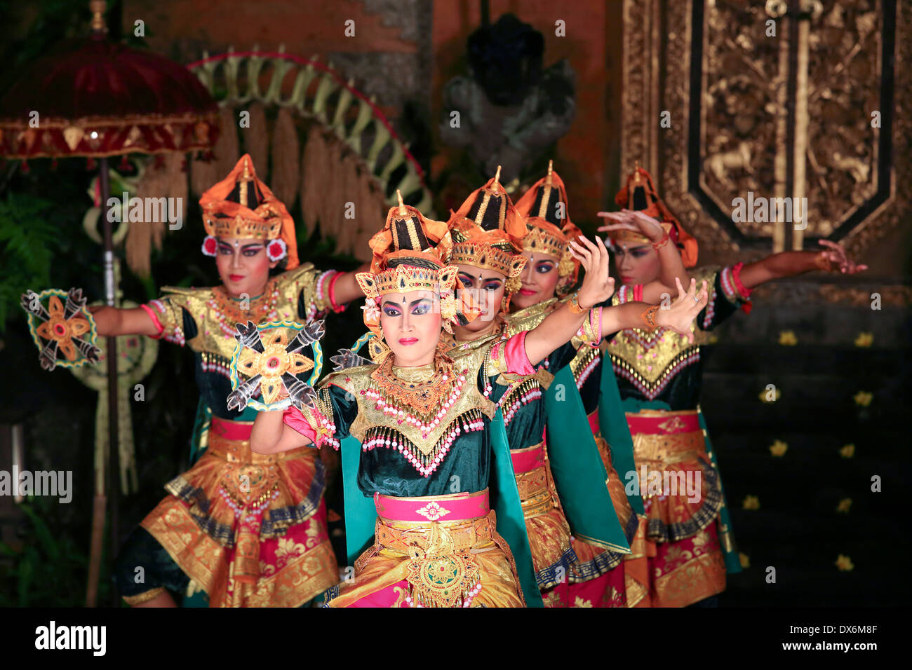 Bailarines balineses en el escenario realizando la danza Legong en Ubud, Bali. Foto de stock