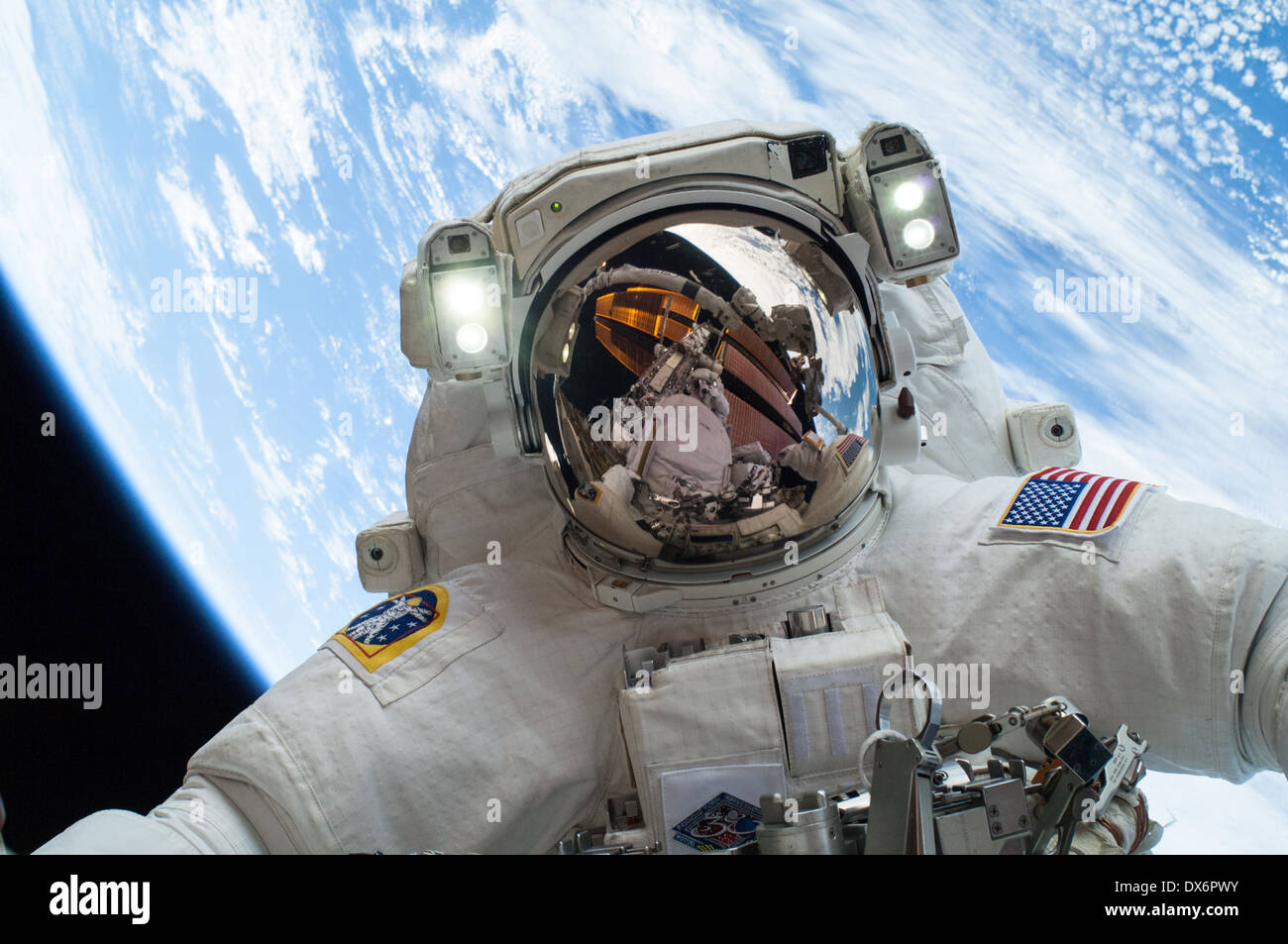 El 24 de diciembre de 2013, el astronauta de la NASA Mike Hopkins, ingeniero de vuelo de la expedición 38, participa en el segundo de los dos paseos espaciales Foto de stock