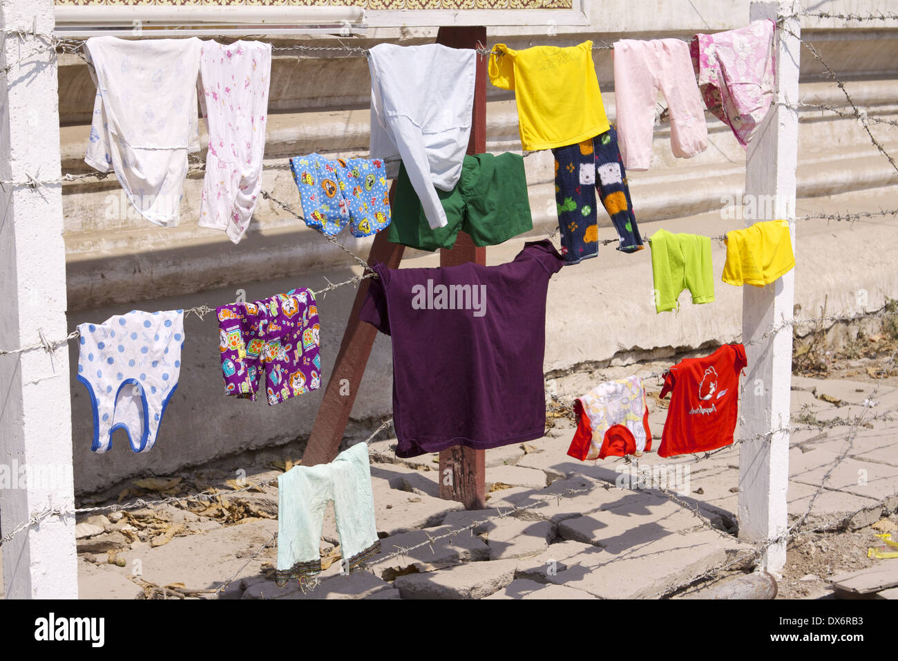 La ropa tendida a secar en un cerco de alambre de púas Fotografía de stock  - Alamy