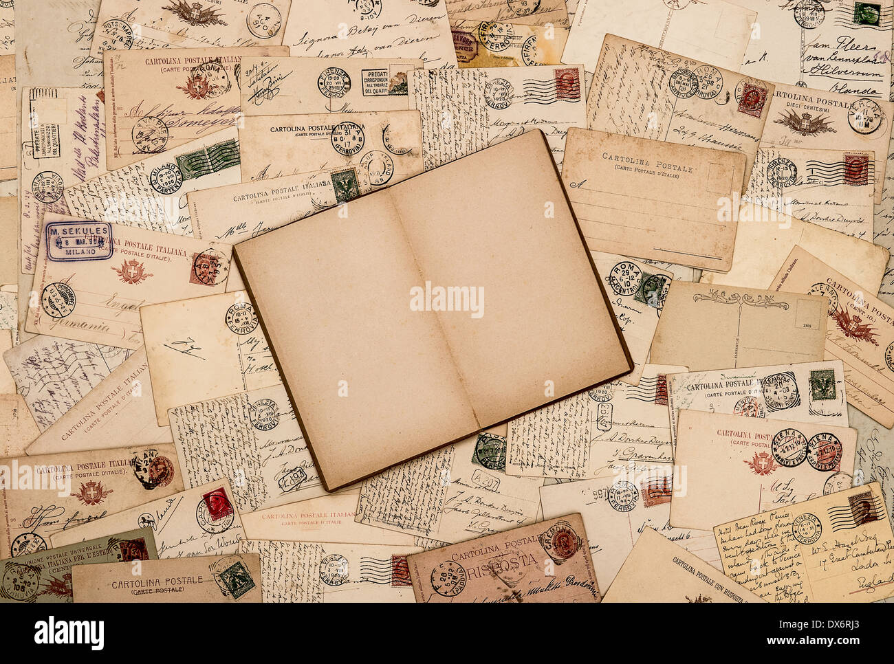 Antecedentes nostálgico con viejas tarjetas postales manuscritas y abrir la página de libro vacío Foto de stock
