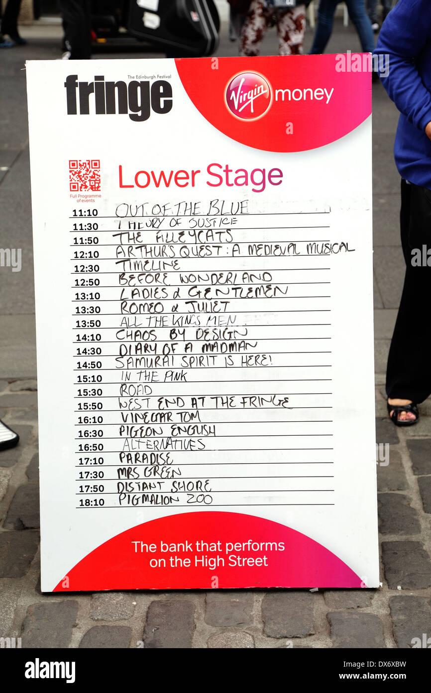 Tablón de anuncios una programación de espectáculos en la calle, en la parte inferior del escenario en el Festival Fringe de Edimburgo, Escocia, Reino Unido Foto de stock