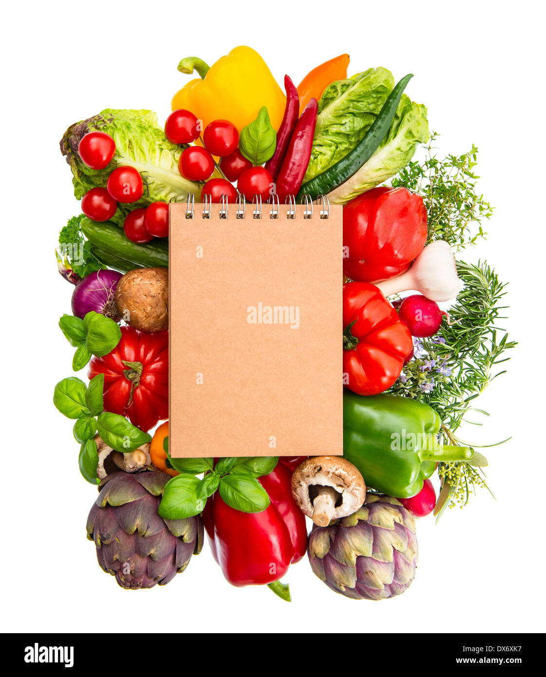 Libro de recetas de cocina con verduras y hierbas frescas orgánicas aislado sobre fondo blanco. alimentos crudos. Foto de stock