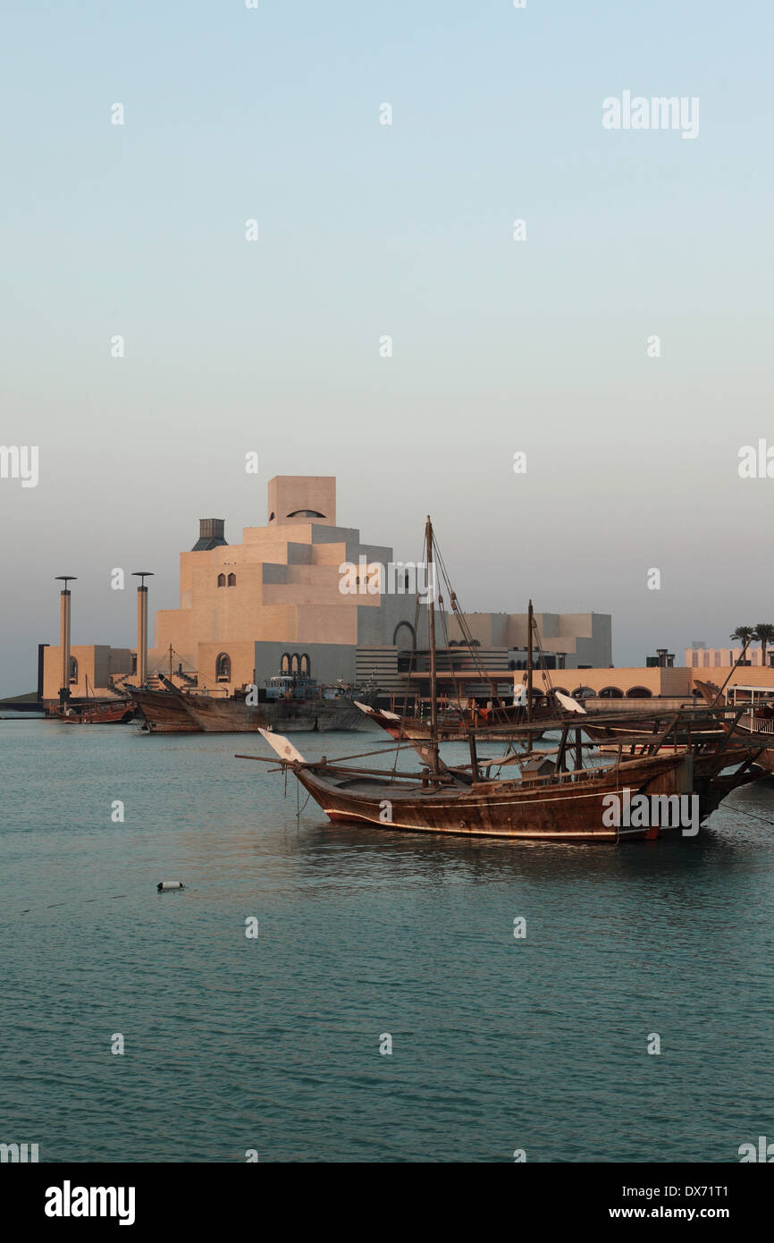 Barco de madera tradicional en la Corniche marina en Doha, Qatar. Foto de stock