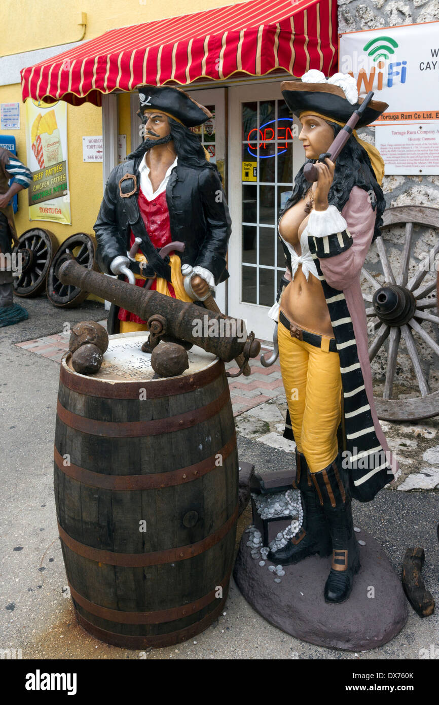 Piratas modelo custodian la entrada a la Fábrica de Ron Tortuga en Gran Caimán Foto de stock