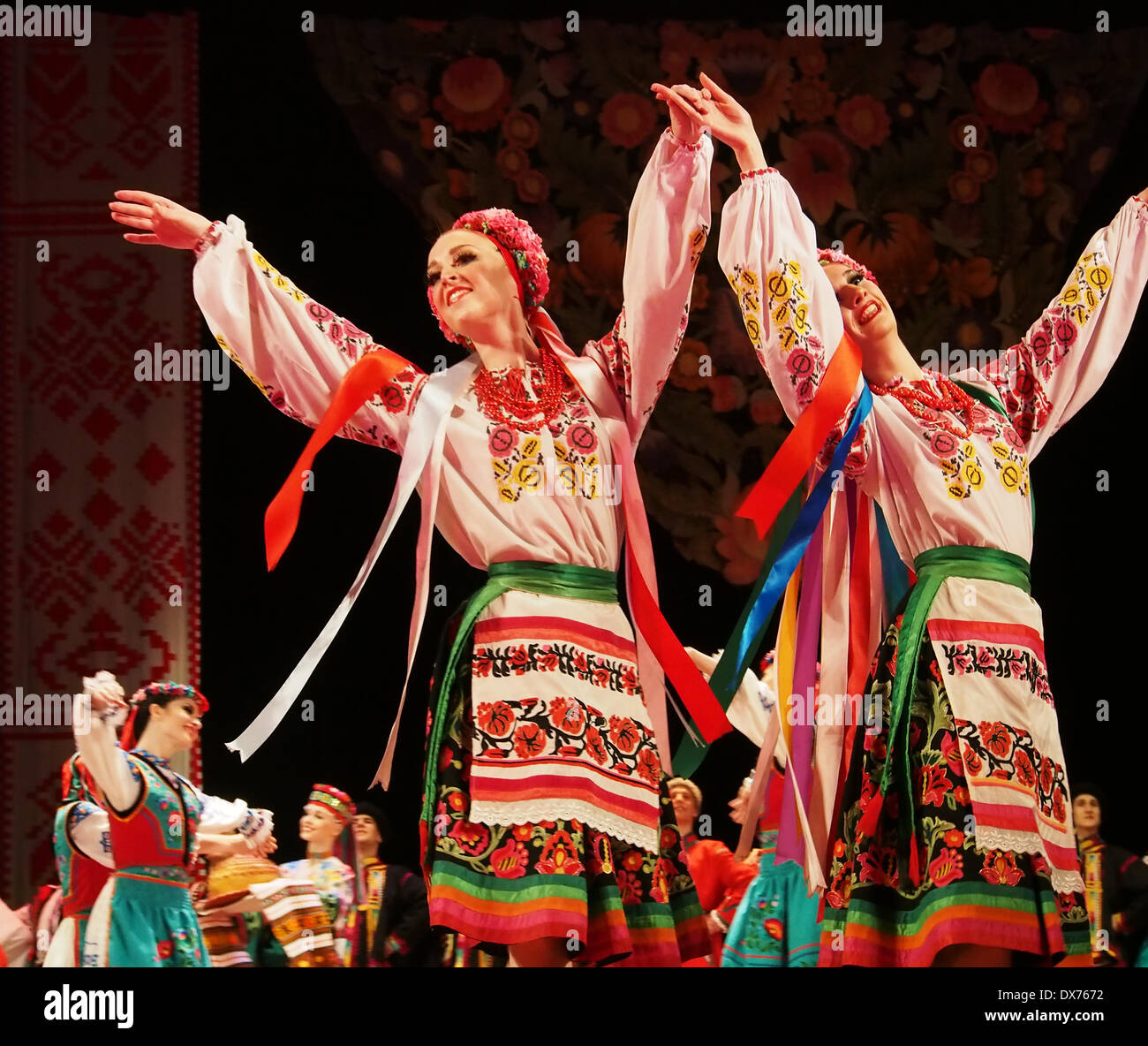 Lugansk, Ucrania. El 18 de enero de 2014. La danza folklórica nacional de  Ucrania Ensemble nombrado después P. Virsky, quien es considerado el mejor  bailarín de ballet folclórico del país, realizó una