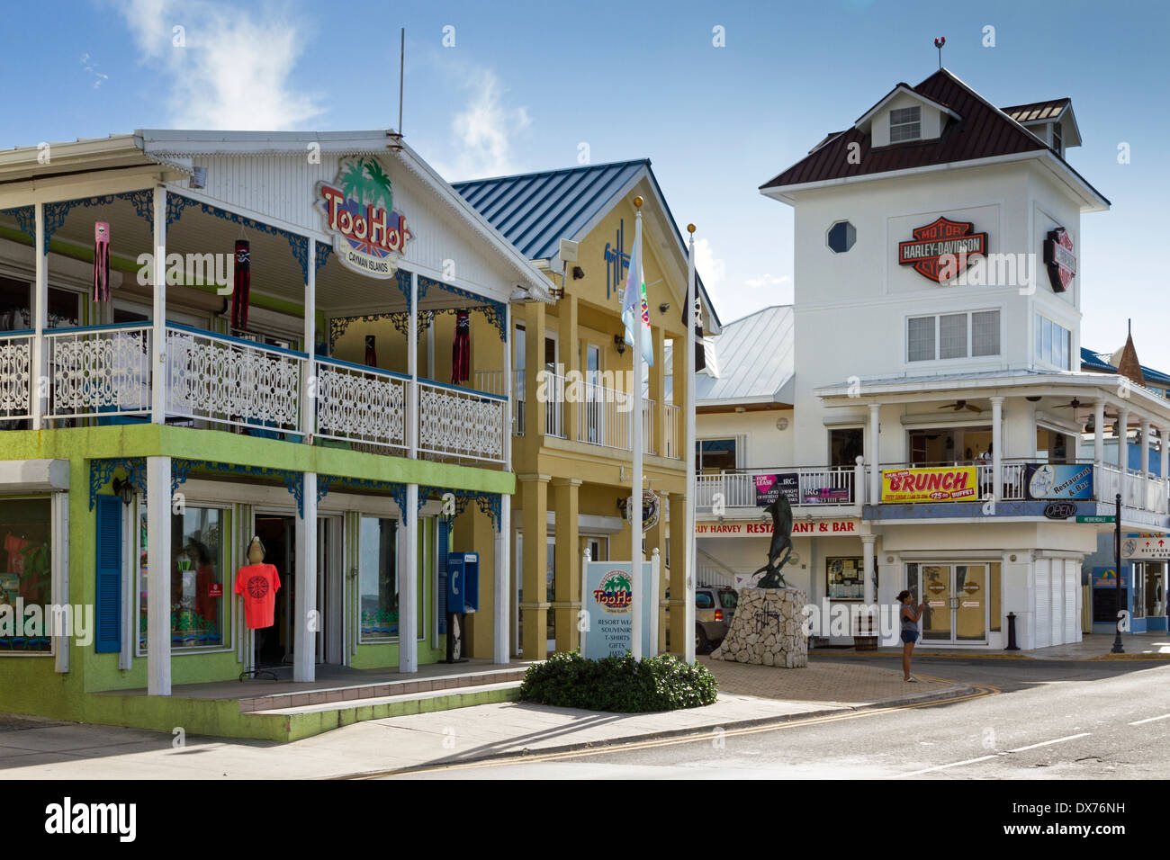 La principal calle de tiendas de George Town en Gran Caimán Foto de stock