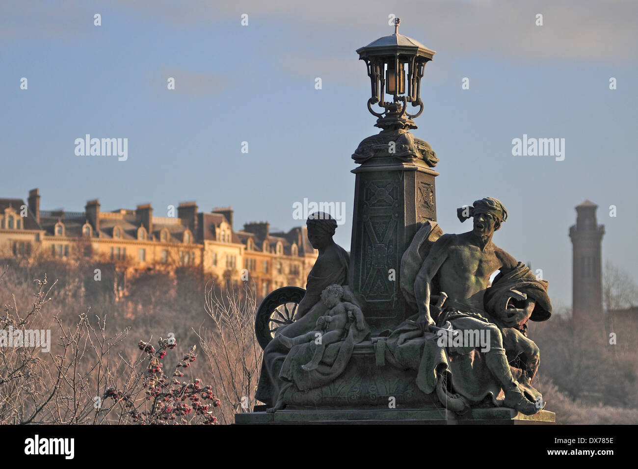 Estatuas heladas en Kelvin con Park Circus en el fondo. Glasgow. Escocia. Foto de stock
