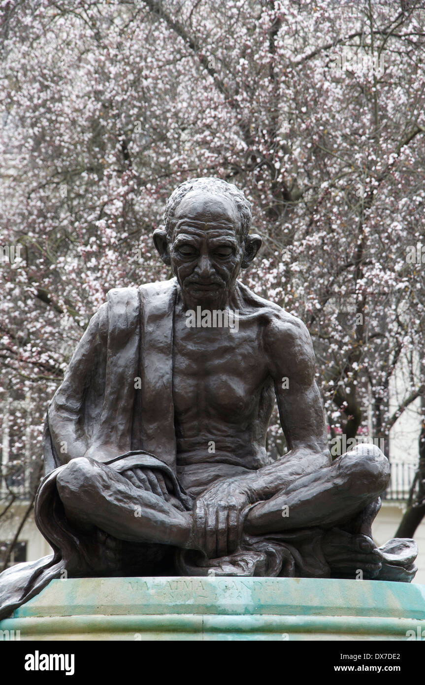 Una estatua de Mahatma Gandhi, el líder de la lucha por la independencia de la India de la dominación británica. Tavistock Square, Londres, Inglaterra, Reino Unido. Foto de stock