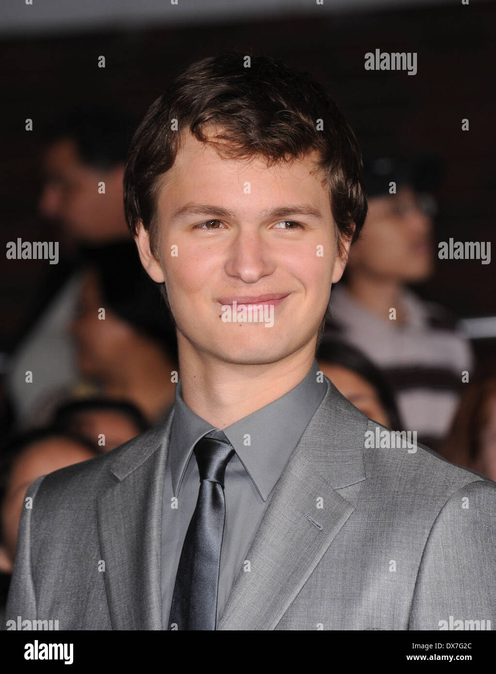 ansel elgort en blanco y negro