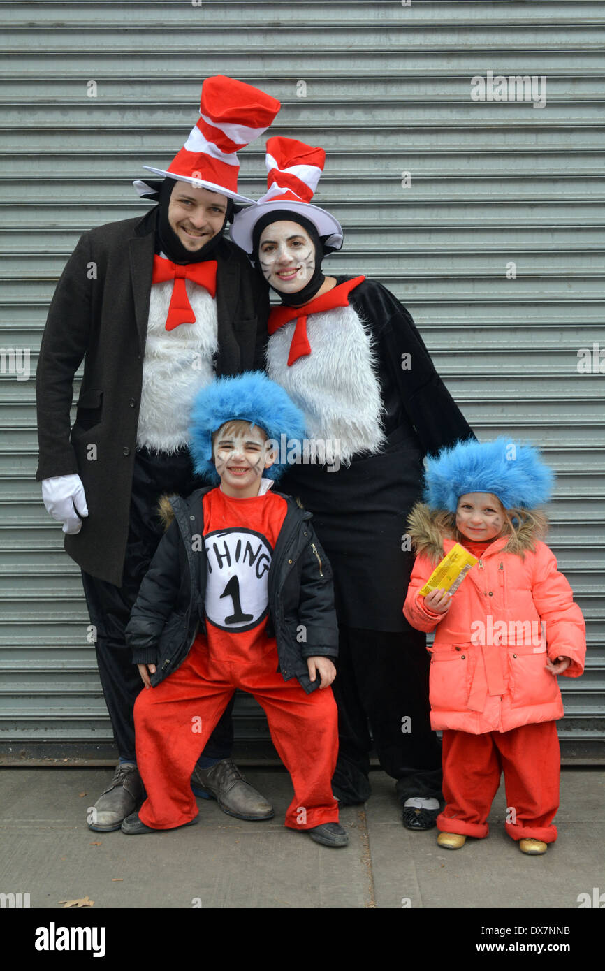 Una familia judía en el gato en el Sombrero disfraces celebrando Purim en  Crown Heights, Brooklyn, Nueva York Fotografía de stock - Alamy