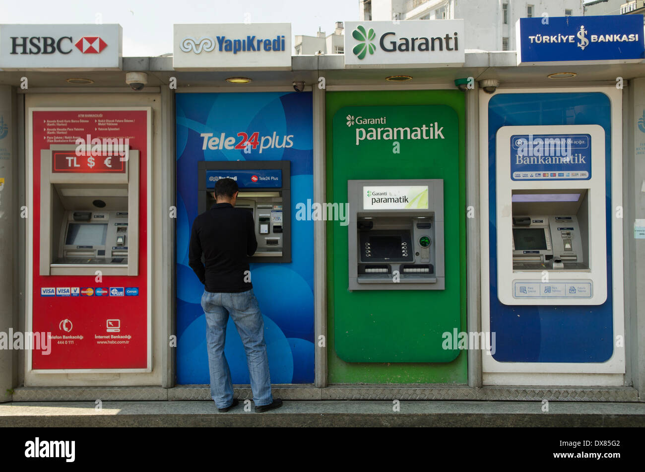 Los cajeros automáticos del banco turco Estambul Turquia Foto de stock