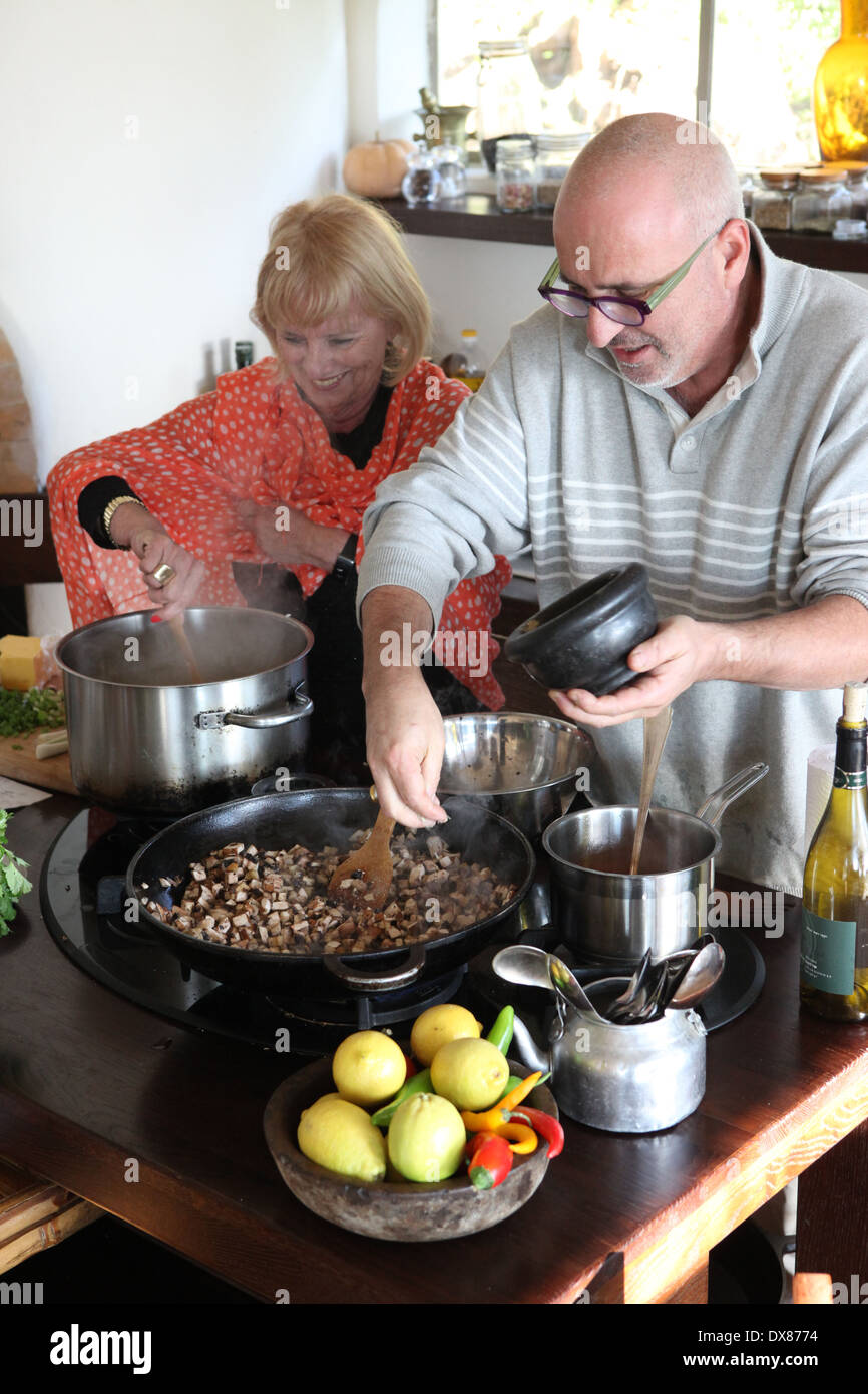 Erez un israelí Komarovsky chef y panadero artesano local utiliza hierbas de Galilea en su taller de cocina Foto de stock