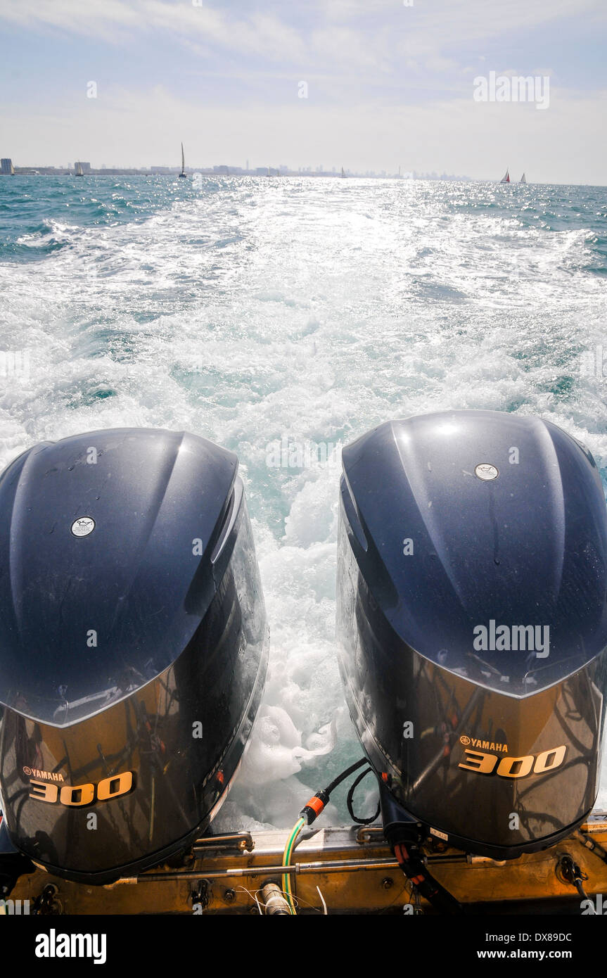 Dos motores fuera de borda de una lancha Fotografía de stock - Alamy
