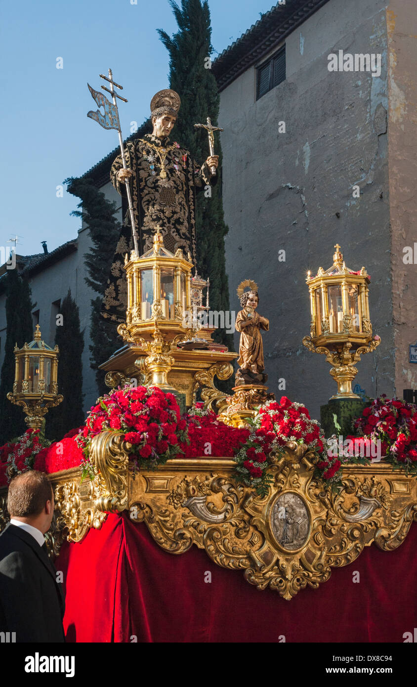 Efigie religiosa de un santo que son transportados por las calles de Granada, España Foto de stock