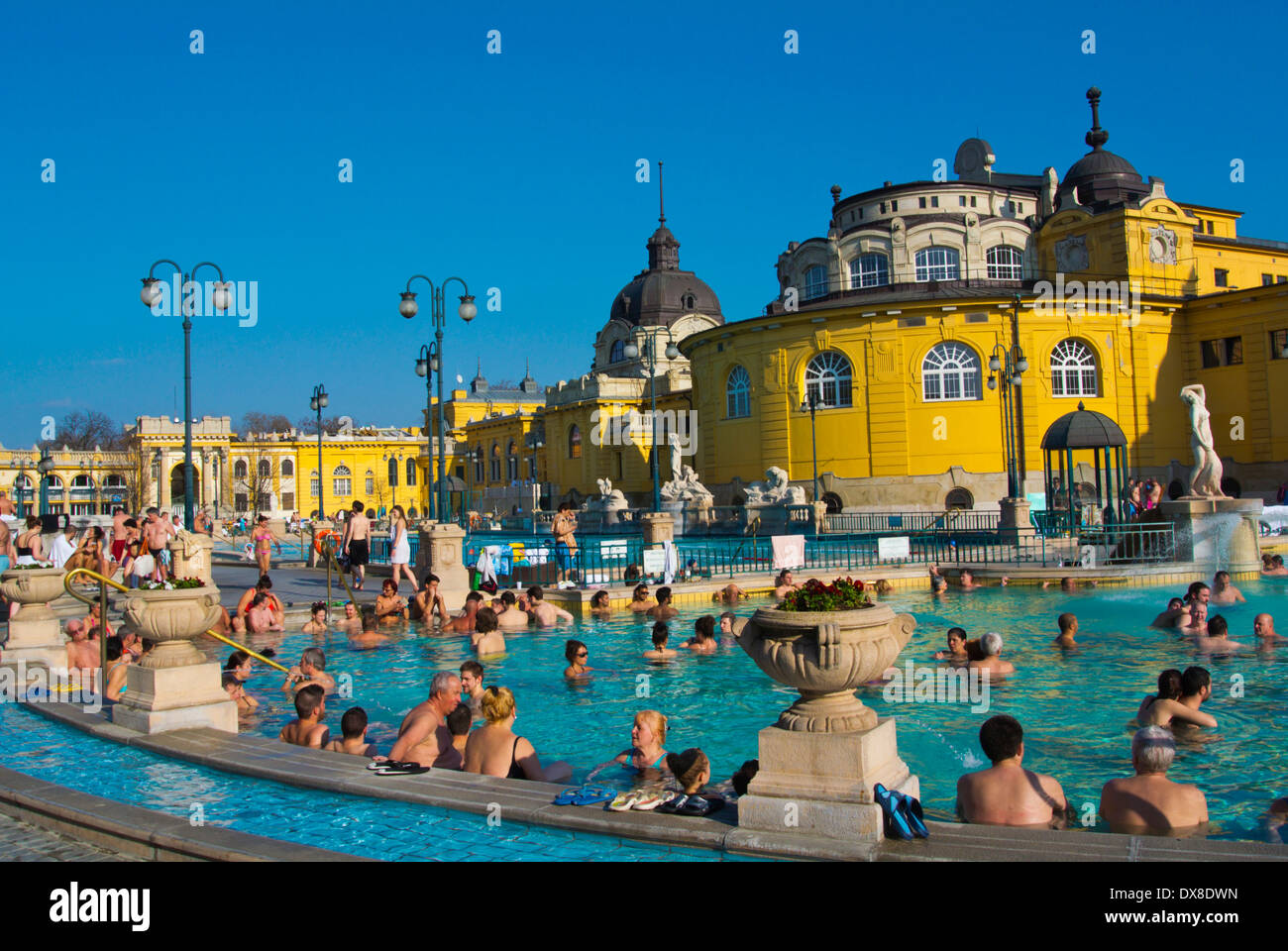 Piscinas termales al aire libre, balneario Szechenyi furdo, Varosliget, Budapest, Hungría Foto de stock