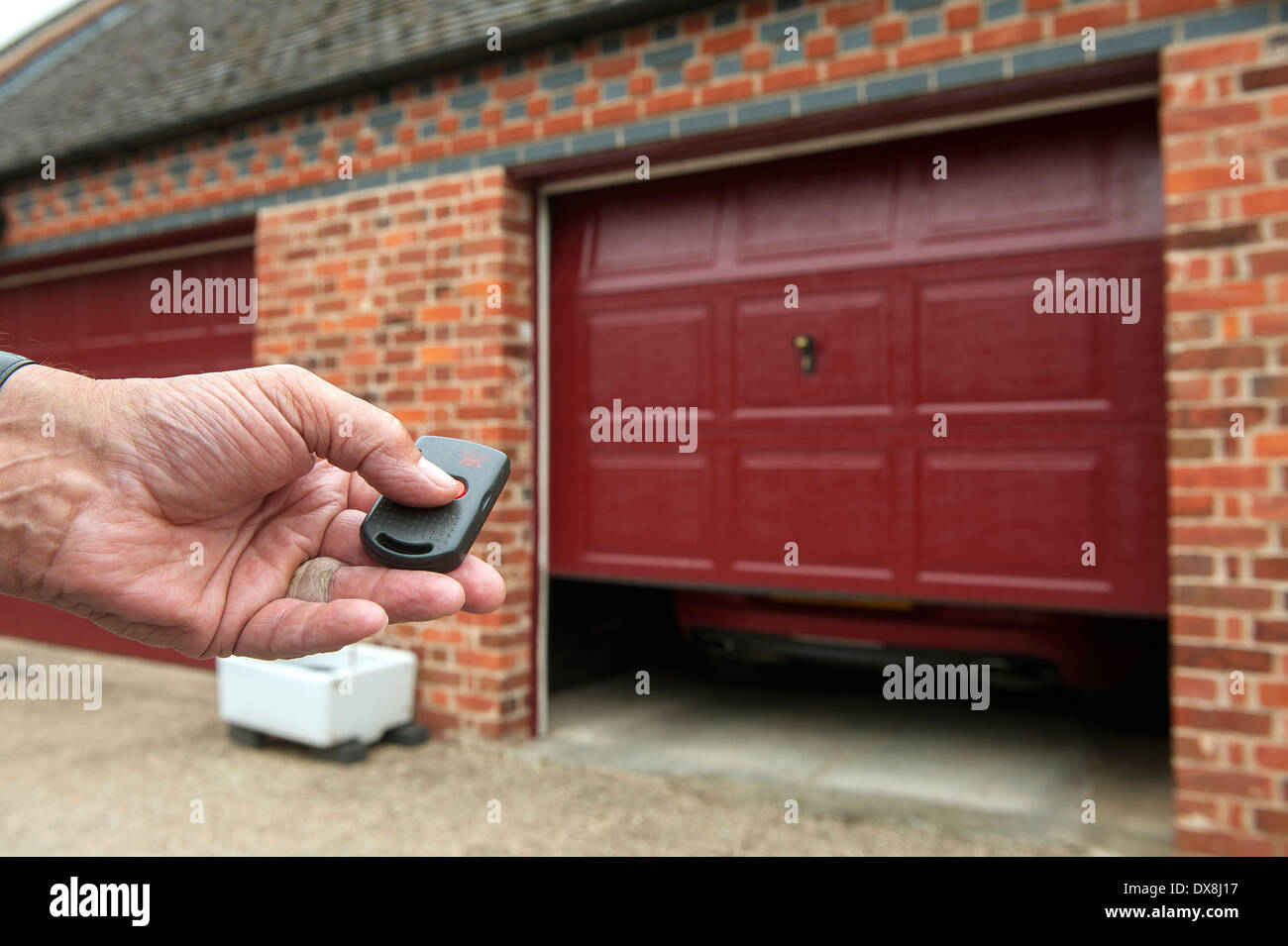 Puerta de garaje abierta fotografías e imágenes de alta resolución - Alamy