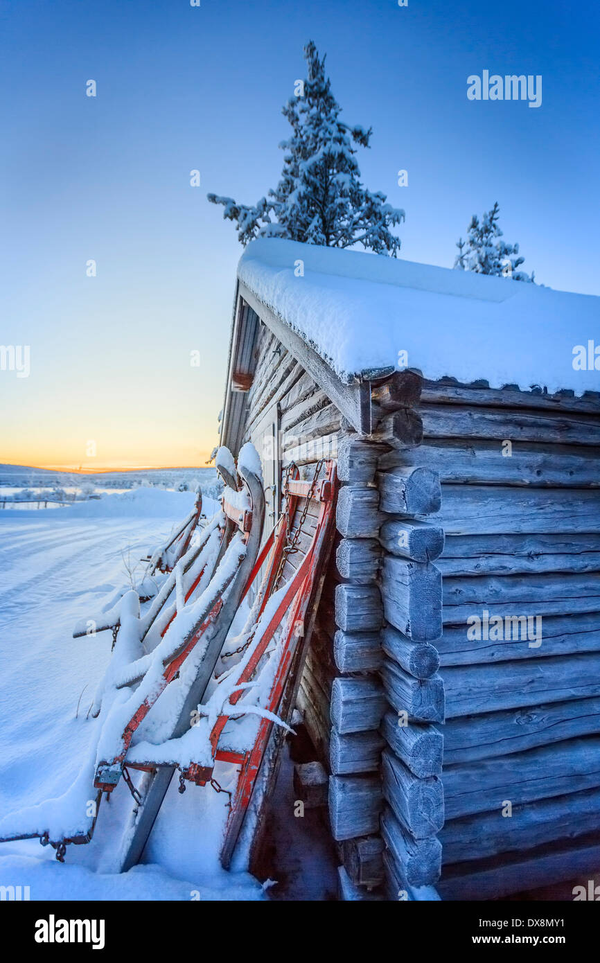 Trineos y pequeña cabaña de madera, Laponia, Suecia Foto de stock