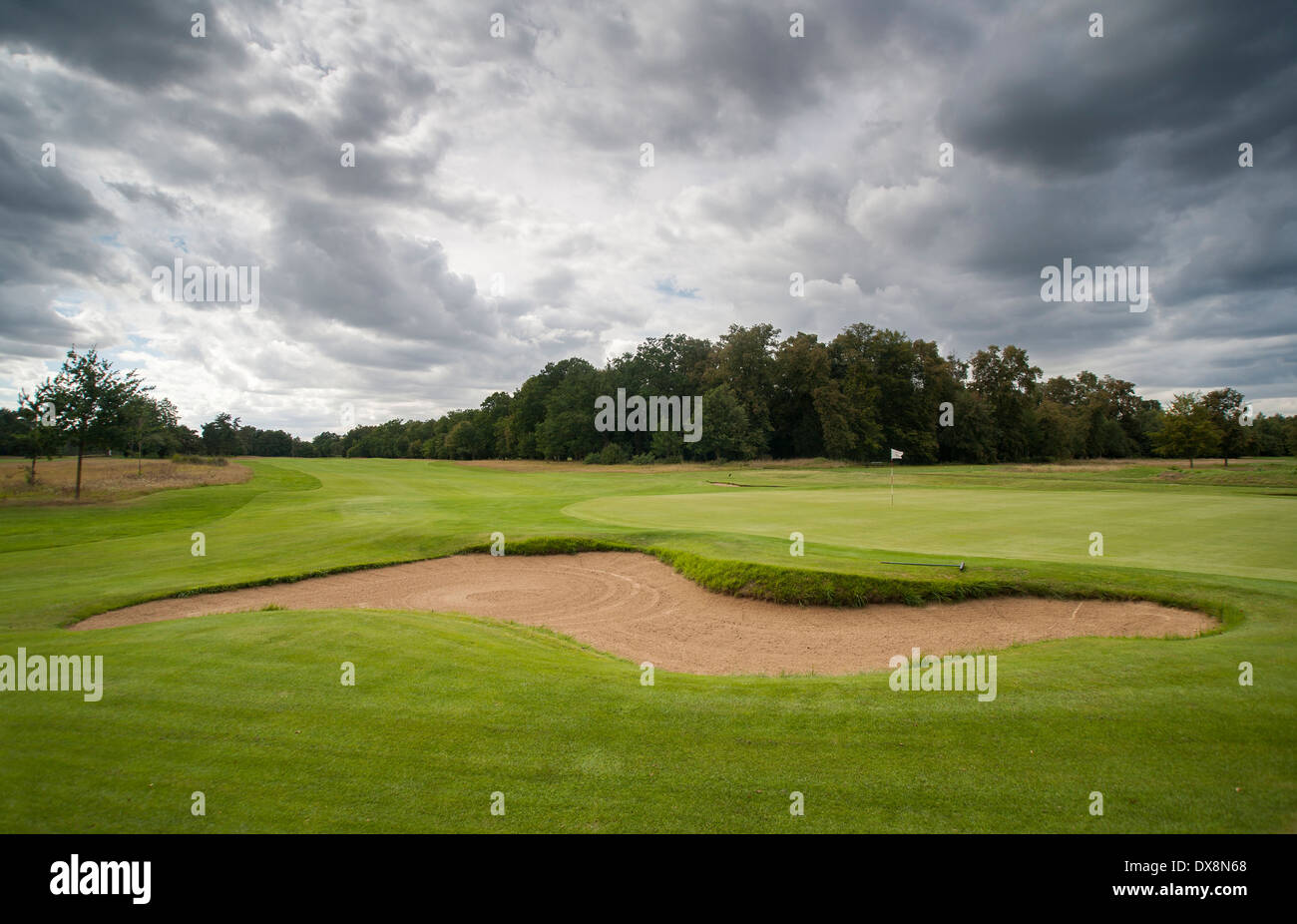 Campo de golf con cielo tormentoso Foto de stock