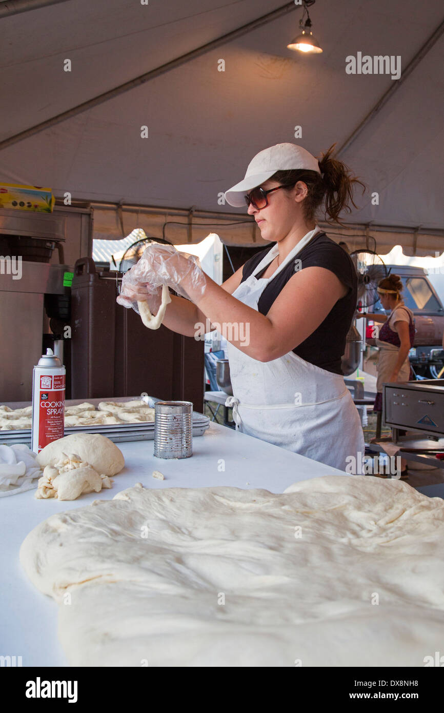 Tampa, Florida - Una mujer hace pasteles en la Feria del Estado de Florida. Foto de stock