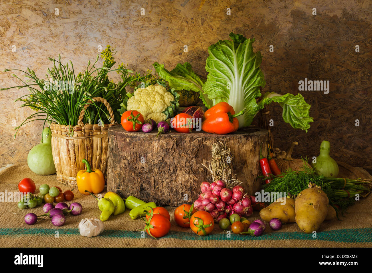 Bodegón de verduras, hierbas y frutas como ingredientes para cocinar