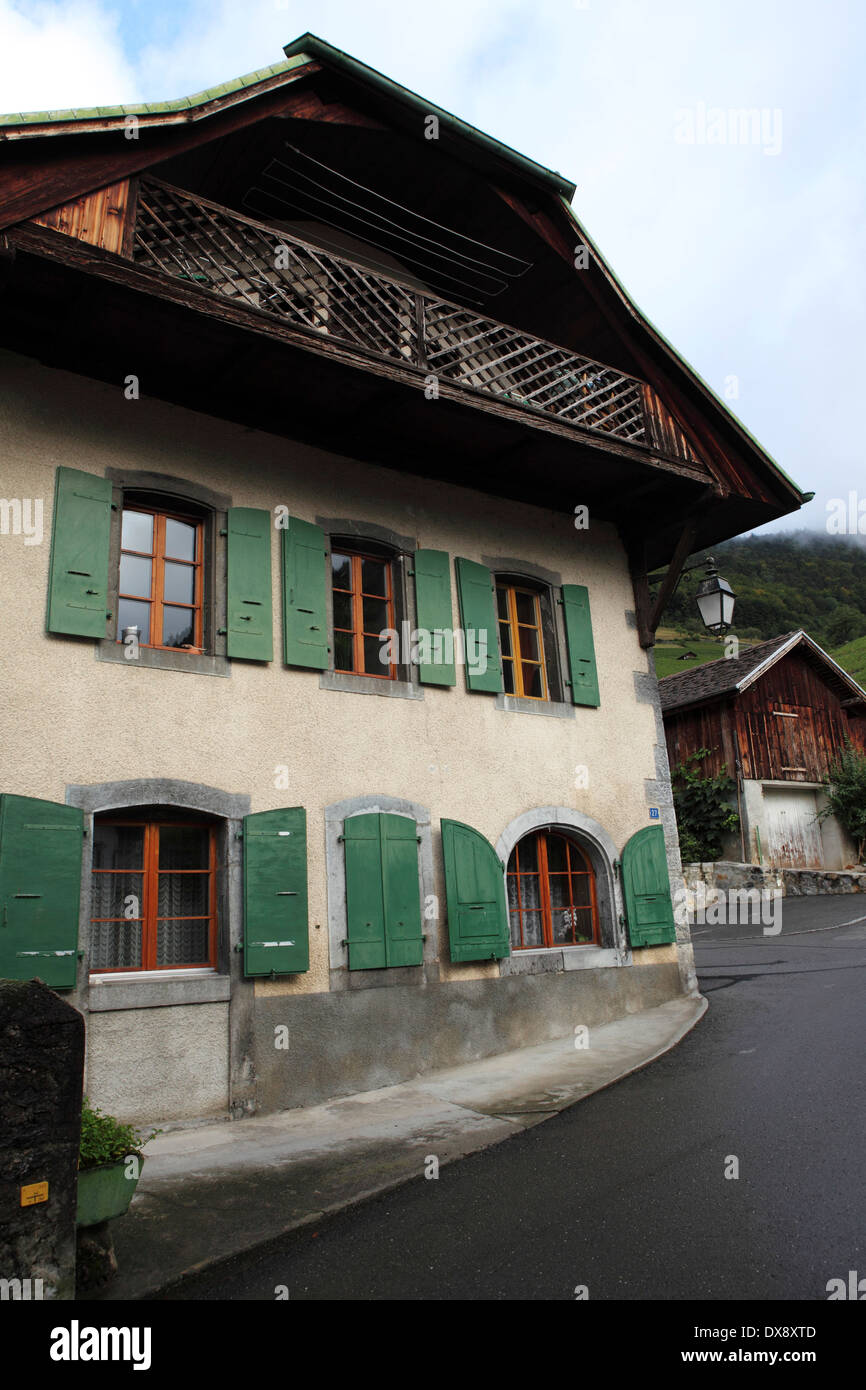 Una casa estilo chalé con persianas de madera en Ollon, Suiza Fotografía de  stock - Alamy