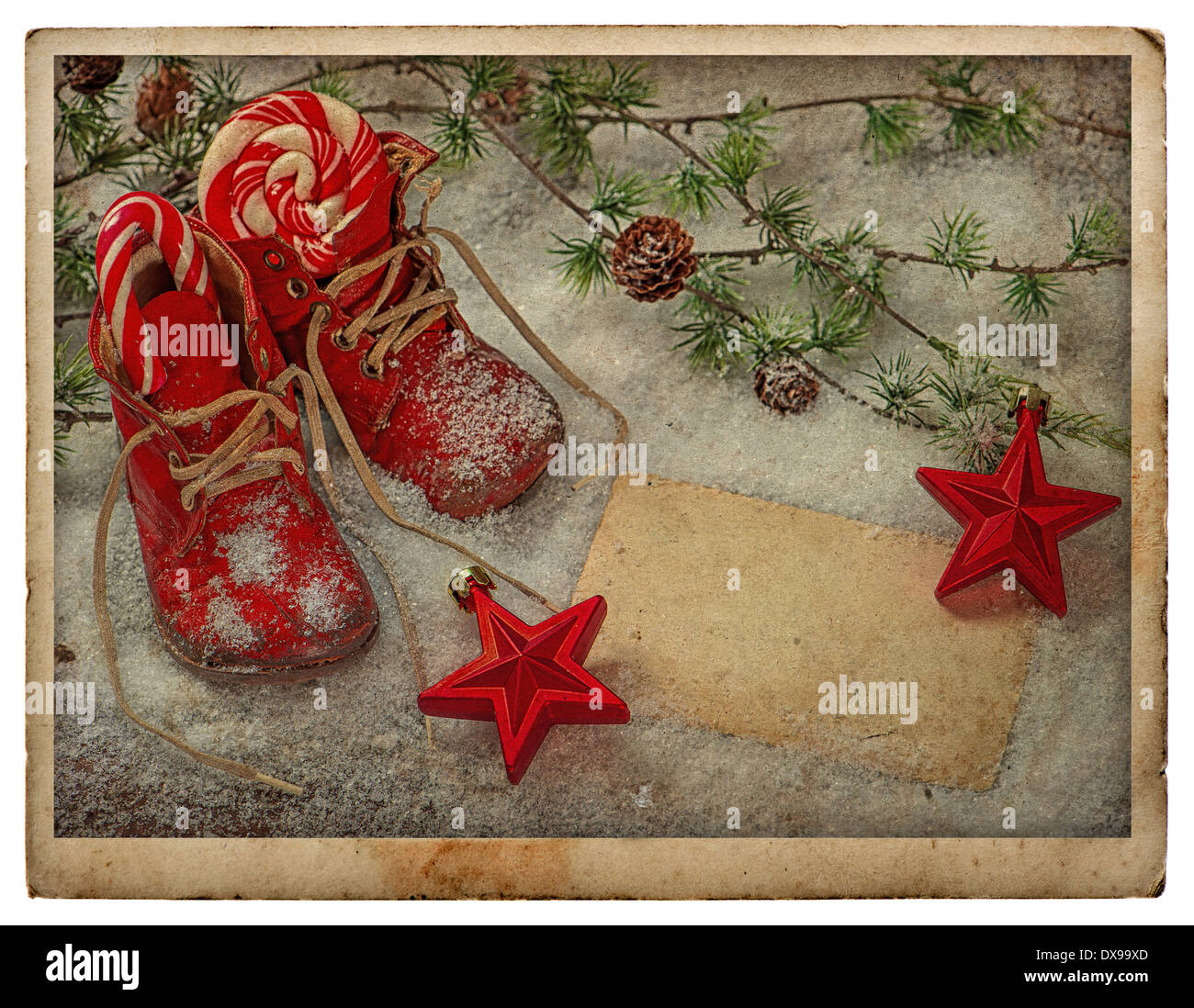 Postales de Navidad vintage style. vacaciones con decoración retro rojo  Baby Shoes, chucherías y tarjetas de felicitación Fotografía de stock -  Alamy