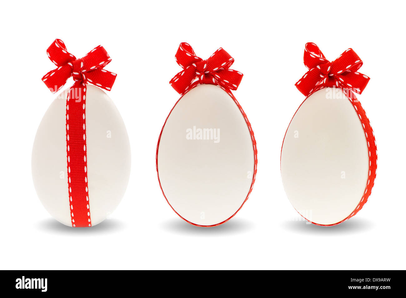 Los huevos de pascua con una cinta roja bow aislado sobre fondo blanco. Foto de stock