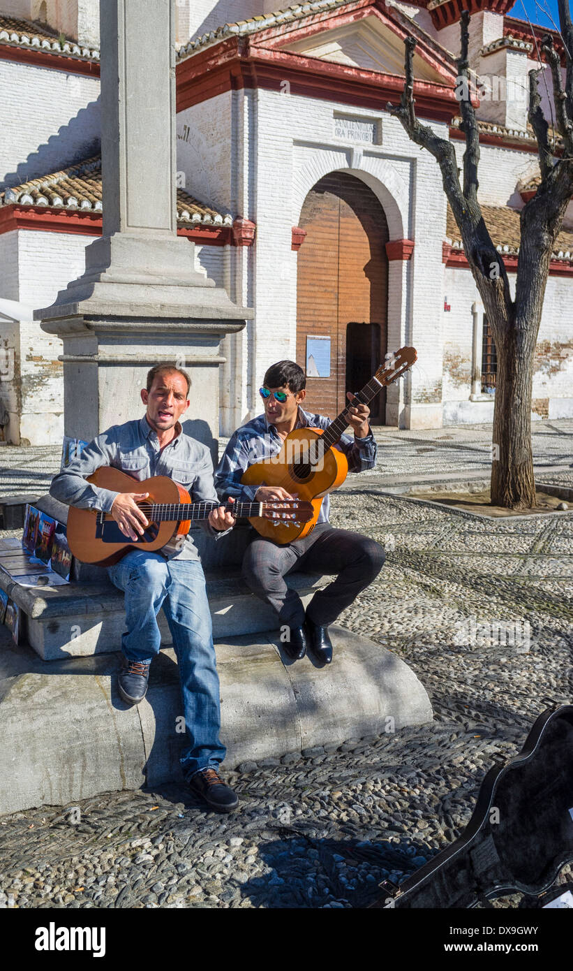 Flamenco Gitano músicos callejeros en Granada Foto de stock