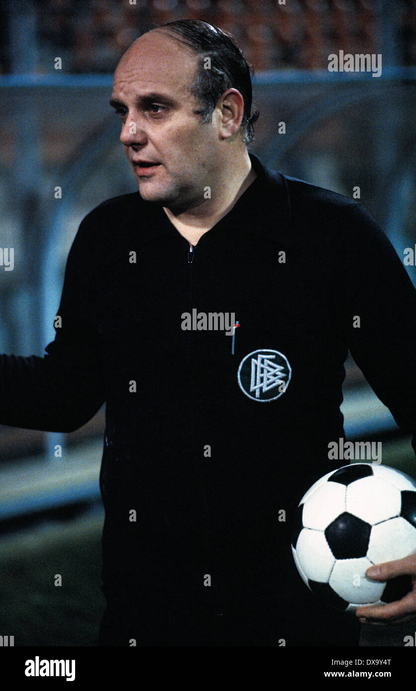 Fútbol, Bundesliga, 1980/1981, estadio de Ruhr, Bochum versus el TSV 1860 de Múnich 4:1, el árbitro, Klaus Ohmsen Foto de stock