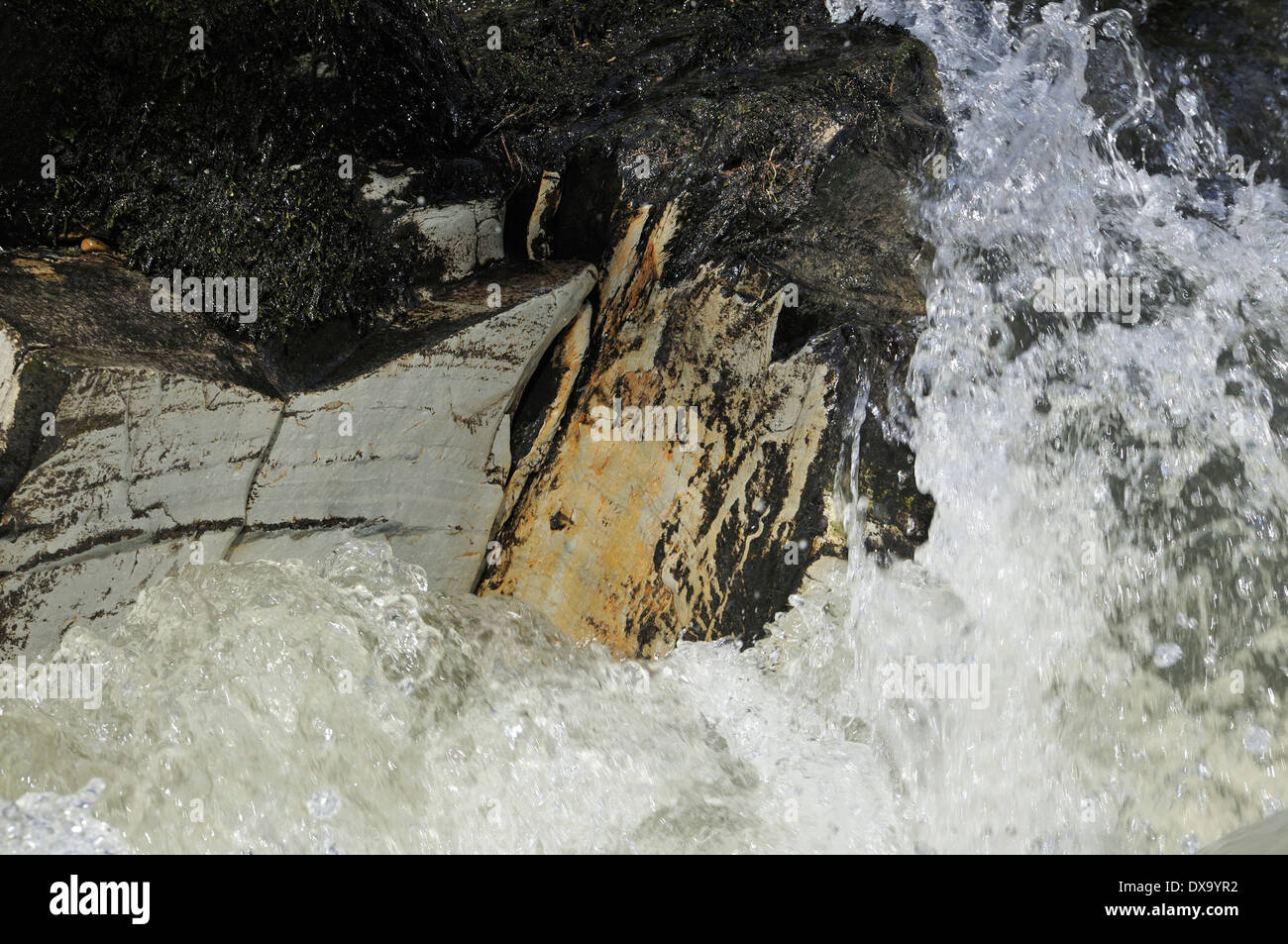 Agua que fluye a través de las rocas de pizarra, río, granja Gilfach Marteg nr. Rhayader Foto de stock