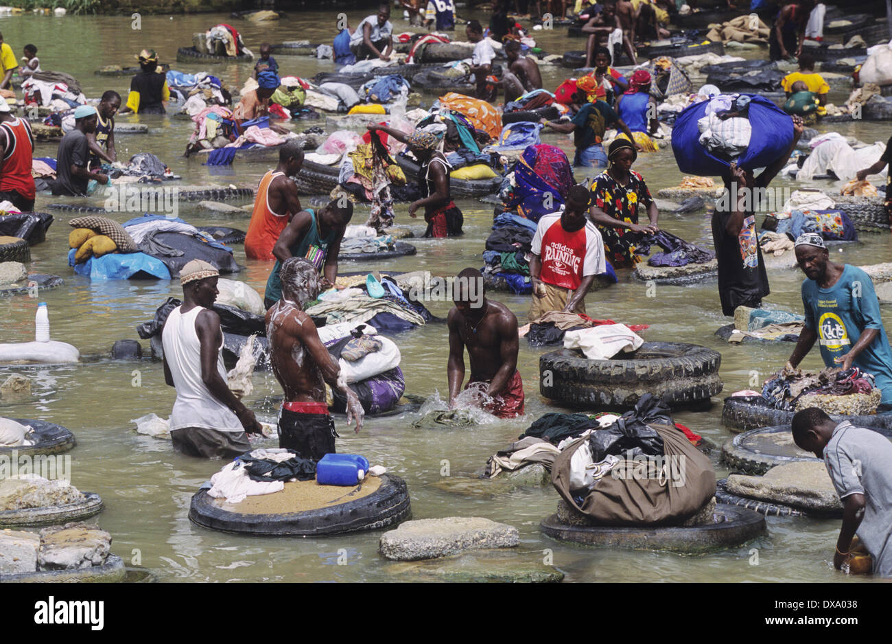 El Banco Comunal del lavado de ropa, Yopougon township, cruzando desde  Abidjan, Costa de Marfil, África Fotografía de stock - Alamy