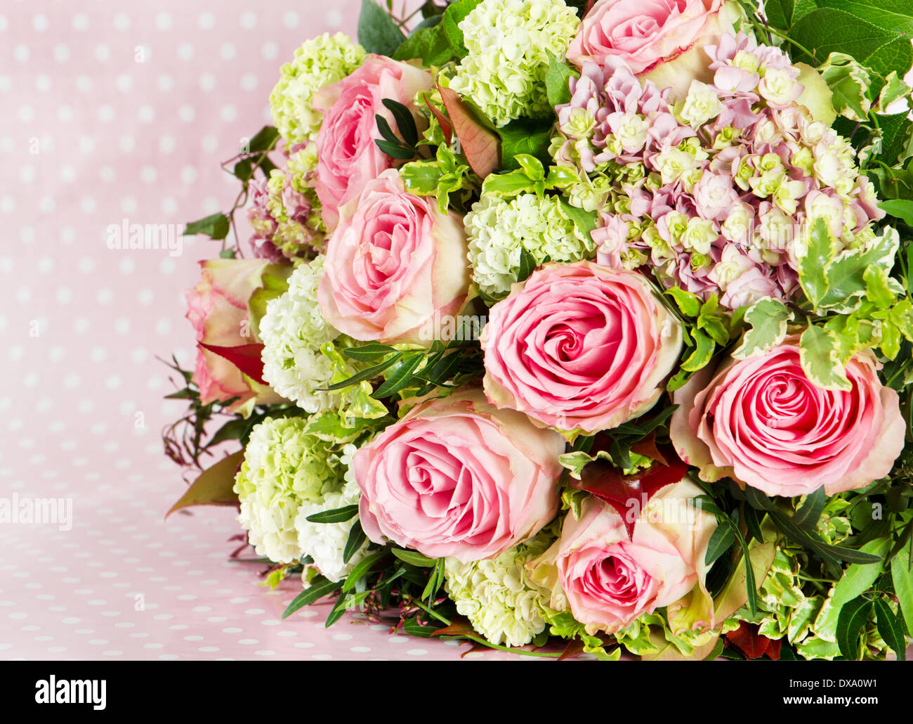 Ramo de flores rosas rosas. Foto de stock